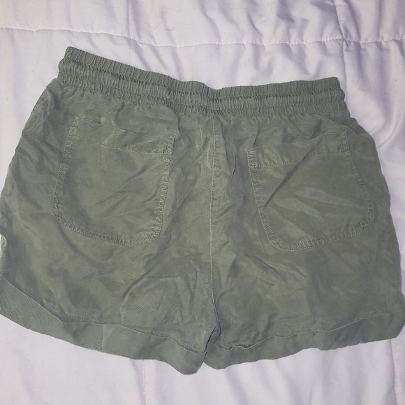 Medium Universal Thread Green Flowy Cargo Shorts - Picture 4 of 6
